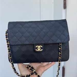 Chanel 1980s Vintage Black Quilted Lambskin Flap Shoulder Bag Gold CC